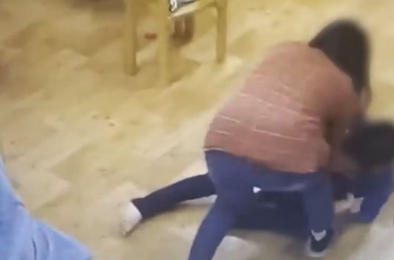 넘어뜨리고 질질 끌고가고…치료사가 장애아동 학대 의혹 넘어뜨리고 질질 끌고가고…치료사가 장애아동 학대 의혹