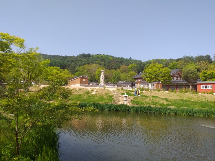  부처님 오신날을 앞두고 단장중인 봉선사(奉先寺)의 표정