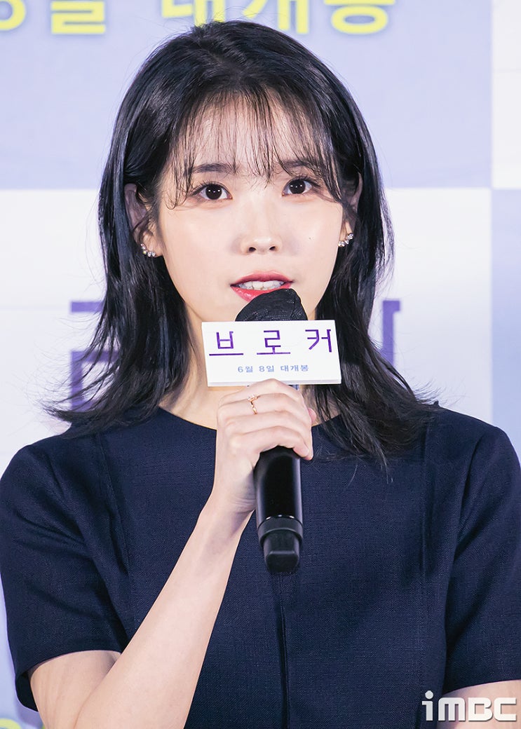 '브로커' 아이유(이지은), 생애 첫 엄마 역할에 도전...선배 송강호 칭찬 받고 눈물 고여