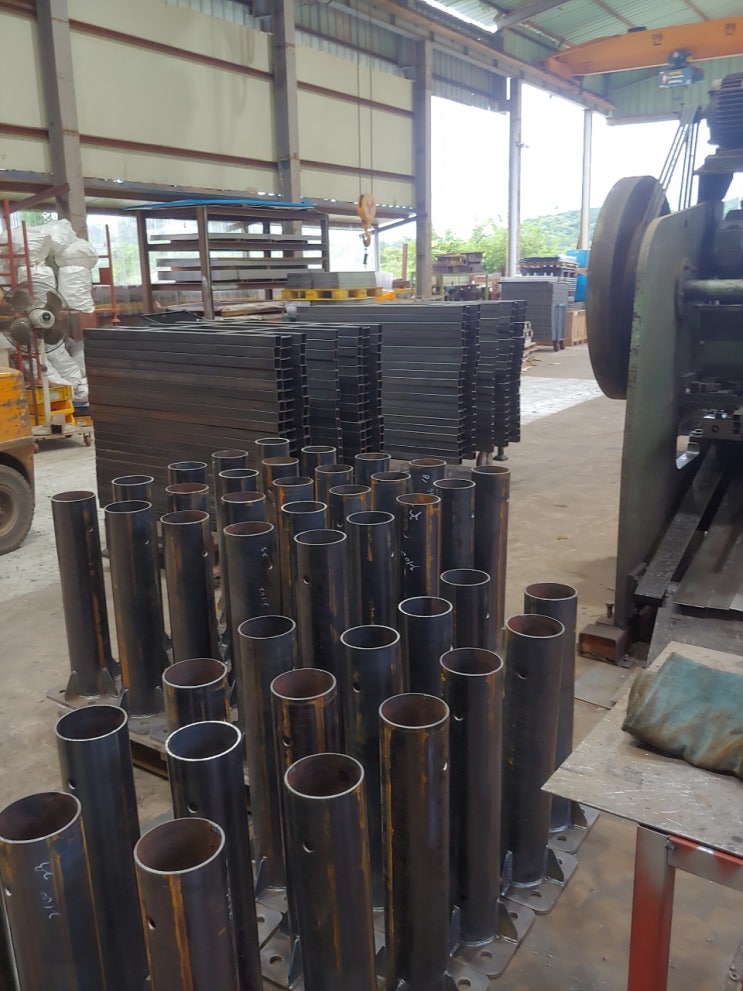  가드레일 전남가드레일 전북가드레일 광주가드레일 가드레일포스트 가드레일지주 가드레일주주 도수로지주 옹벽용지주 앙카지주 옹벽용가드레일 앙카가드레일 가드레일단가 가드레일가격가드레일도소매