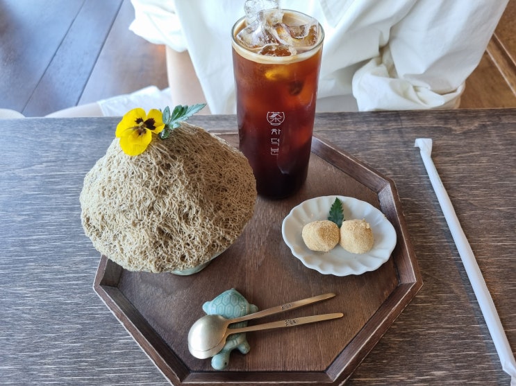  영종도 분위기 좋은 해안가뷰 카페 '차덕분' 방문 후기 (주차, 매장 전경, 맛, 굿즈)