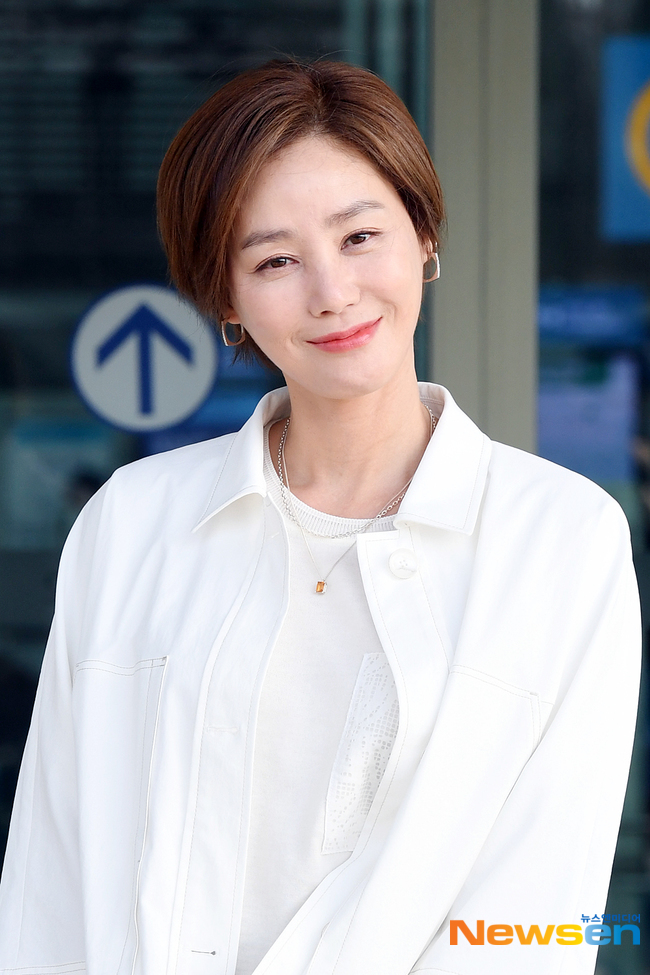 배우 김성령 공항패션 목걸이 패션 정보