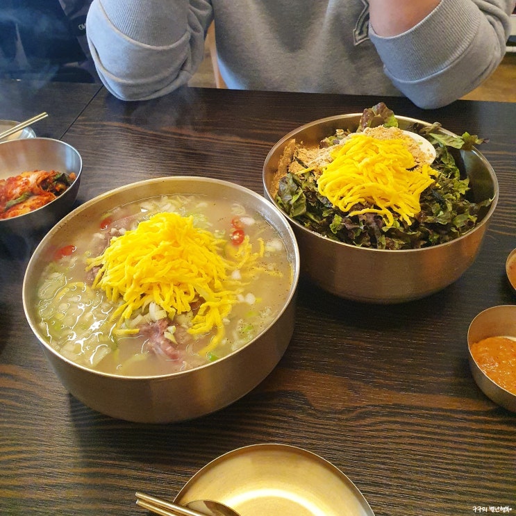  평이담백 뼈칼국수 성수점 :: 큼지막한 뼈와 진하고 뽀얀 국물이 인상적! 칼국수로 몸보신 가능!