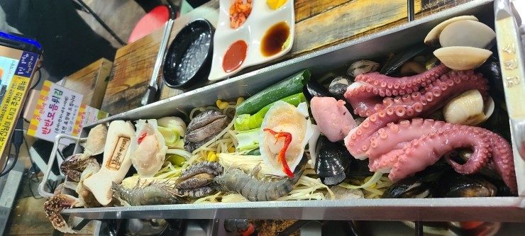  제주도에서 직접 잡은 문어로 요리하는 해물칼국수 맛집인 [문개항아리] 입니다.