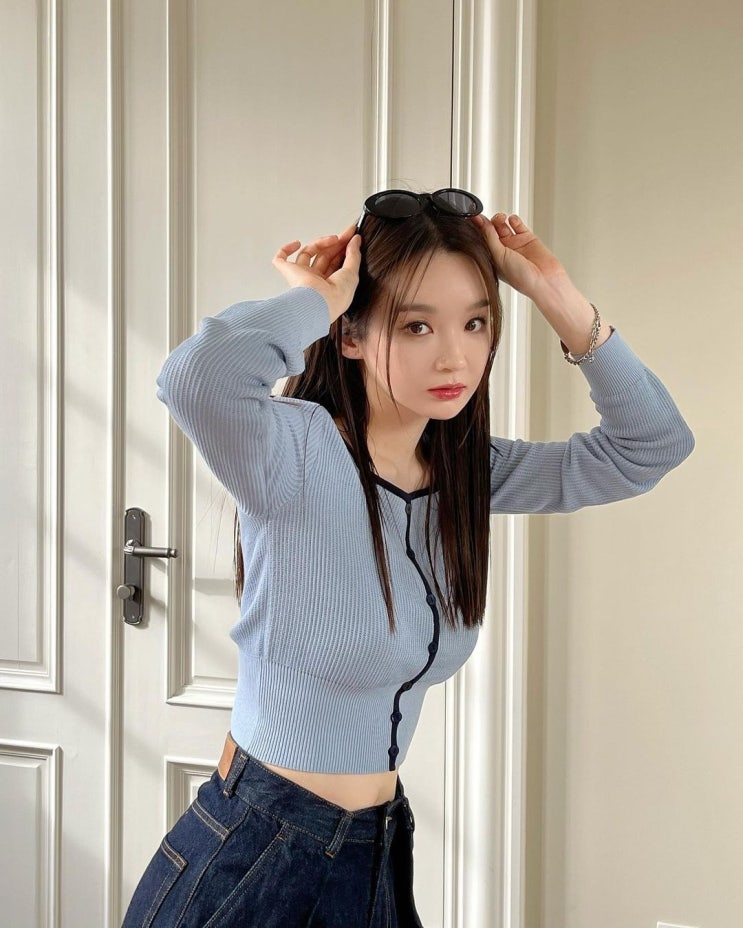 다비치 강민경, 민소매 원피스 입고 잘룩한 허리에 우월한 S라인 몸매 뽐내 다비치 강민경, 민소매 원피스 입고 잘룩한 허리에 우월한 S라인 몸매 뽐내