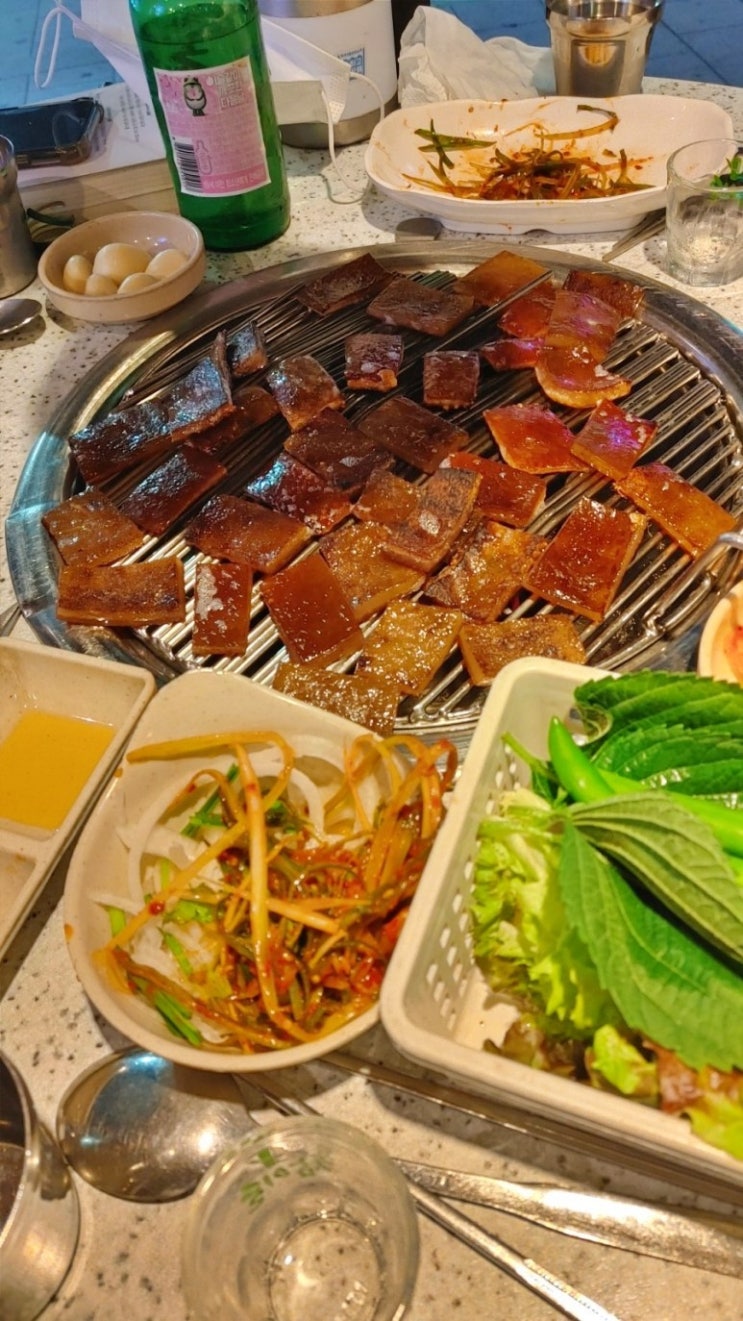  돼지껍데기구이 등 고기로 유명한 홍대맛집 형님저요 홍대입구역8번출구