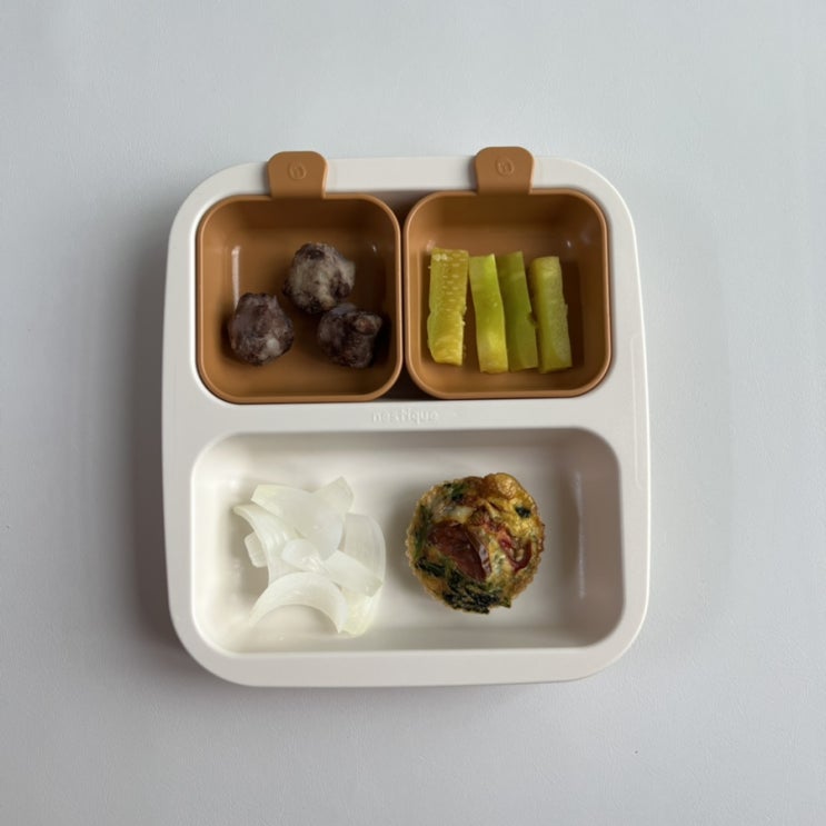  아이주도이유식 77. 8개월 아기(생토마토, 고구마분유빵, 아기요거트, 바나나, 참외, 생오이, 슈렉소세지, 감자적채고기볼, 찐애호박, 찐양파, 프리타타)
