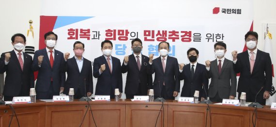 당정 "소상공인·자영업자 370만명에 600만원+α 지원" 합의 당정 "소상공인·자영업자 370만명에 600만원+α 지원" 합의