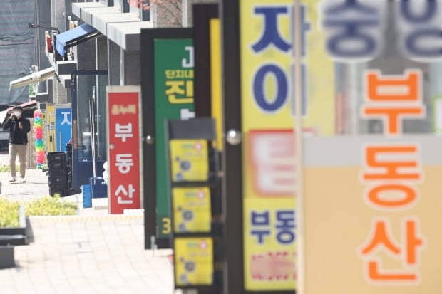 "6억 낮춰도 사겠다는 사람이 없어…집주인들 전화만 온다" "6억 낮춰도 사겠다는 사람이 없어…집주인들 전화만 온다"
