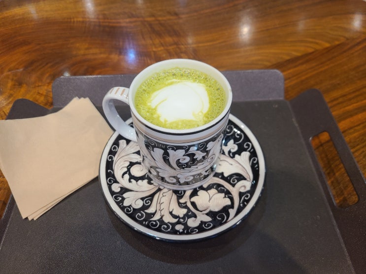  혜화역 대학로 카페 라콜롬브(Cafe La Colombe) :한적하게 혼자 커피마시고 공부하기 좋은 카페.