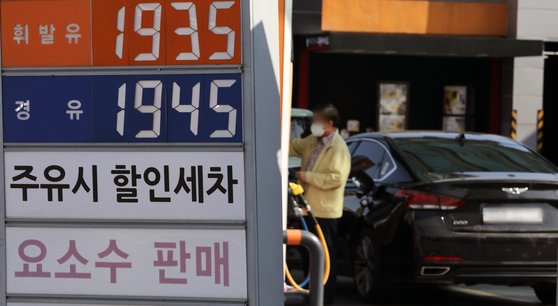 경유가 휘발유보다 비싼 시대…유류세 인하에 14년만에 역전 경유가 휘발유보다 비싼 시대…유류세 인하에 14년만에 역전