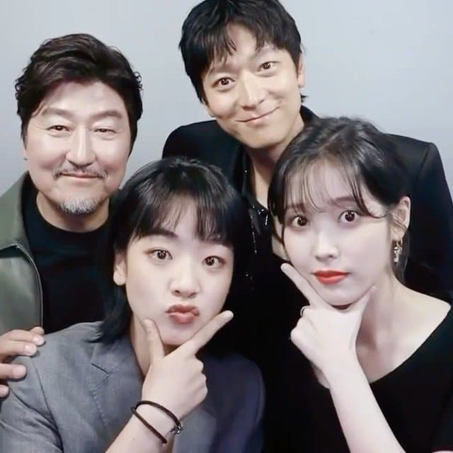 '브로커' 출연 아이유, 강동원, 송강호, 이주영과 함께 '인생 네컷' 셀카 공개 '브로커' 출연 아이유, 강동원, 송강호, 이주영과 함께 '인생 네컷' 셀카 공개