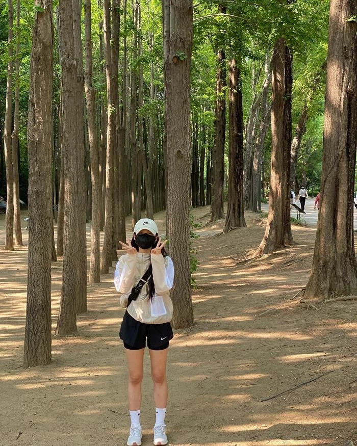 에이핑크 멤버 정은지, 운동복 차림의 야외 포즈로 놀라운 신체 비율 자랑해