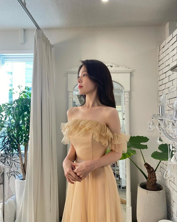 걸스데이 출신 배우 방민아, 일자 쇄골 보이는 드레스 입고 우아한 자태 살구빛 미녀 걸스데이 출신 배우 방민아, 일자 쇄골 보이는 드레스 입고 우아한 자태 살구빛 미녀