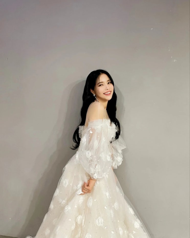 마마무 솔라, 짧은 상의 입고 믿기지 않는 상상 초월 개미허리 뽐내 "말문이 턱 막힌다" 마마무 솔라, 짧은 상의 입고 믿기지 않는 상상 초월 개미허리 뽐내 "말문이 턱 막힌다"