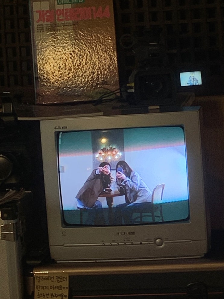  브이를 하면 기분이 좋아지나