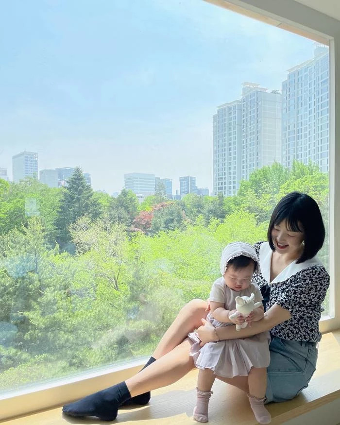 한지혜와 생후 11개월 된 딸 윤슬 양, 워낙 유명한 기저귀 브랜드 모델 발탁 소식 전해 한지혜와 생후 11개월 된 딸 윤슬 양, 워낙 유명한 기저귀 브랜드 모델 발탁 소식 전해