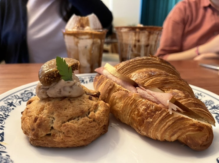  스페셜 커피를 맛보고 싶다면 분위기 좋은 홍대연남동 신상카페 "앤티크커피"