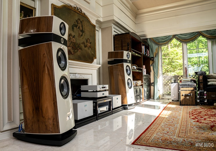  포칼 마에스트로 유토피아 에보(FOCAL MAESTRO UTOPIA EVO) 노이어 내추럴(NOYER NATUREL) 컬러가 더해주는 인테리어의 고급스러움!