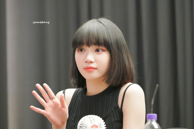 前IZ*ONE成員LE SSERAFIM金采源：粉絲簽名會現場直拍數張
