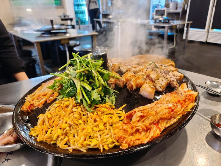 솥뚜껑에 삼겹살 구워주는 서면 고깃집; 목구멍 서면점 솥뚜껑에 삼겹살 구워주는 서면 고깃집; 목구멍 서면점