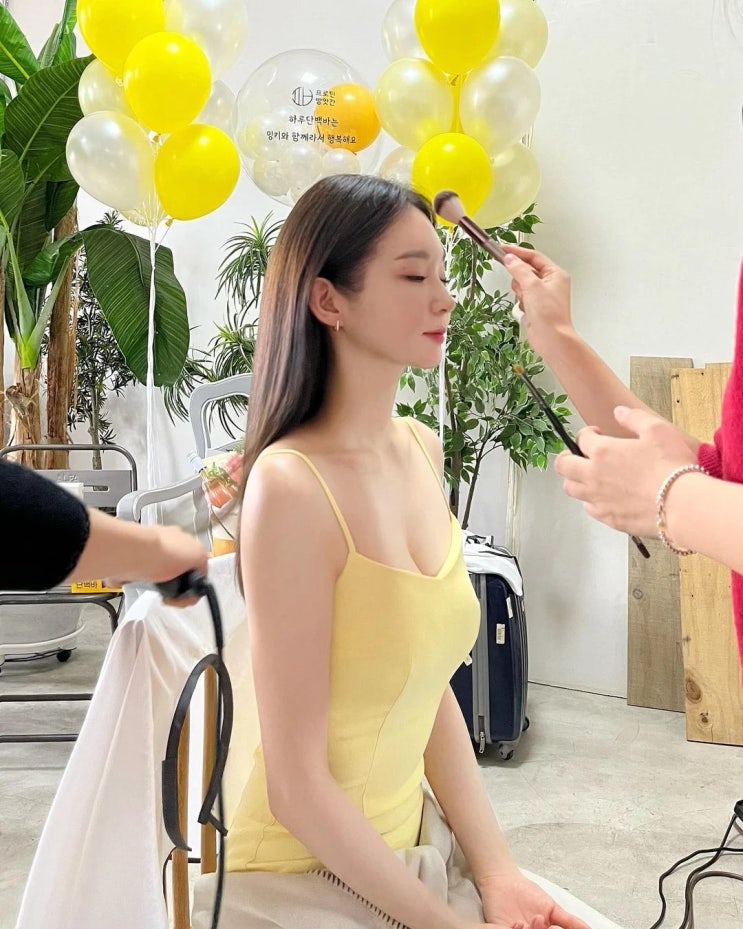 다비치 멤버 강민경, 노란 끈 원피스 입고 몸매 과시...동료 이해리 결혼 소식에 "부럽다" 다비치 멤버 강민경, 노란 끈 원피스 입고 몸매 과시...동료 이해리 결혼 소식에 "부럽다"