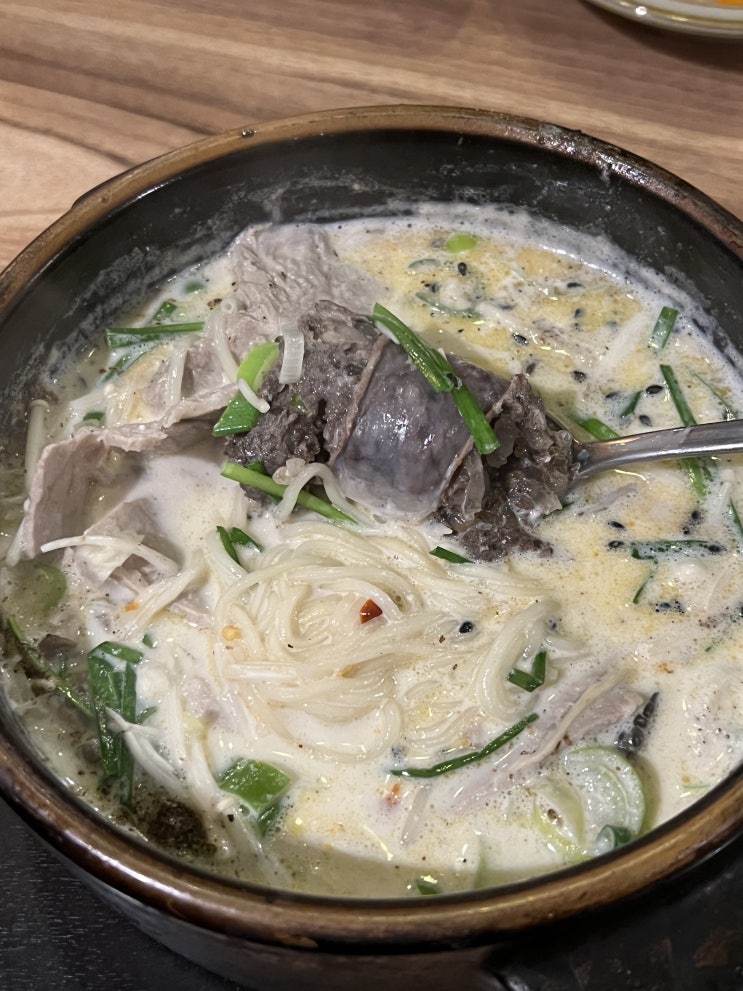  동명동 크림순대국밥 “행복한담벼락(행복담)”