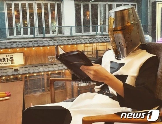 지하철 1호선 십자군 투구 쓰고 닭인형 들고있는 남자 정체 궁금한이야기y 지하철 1호선 십자군 투구 쓰고 닭인형 들고있는 남자 정체 궁금한이야기y