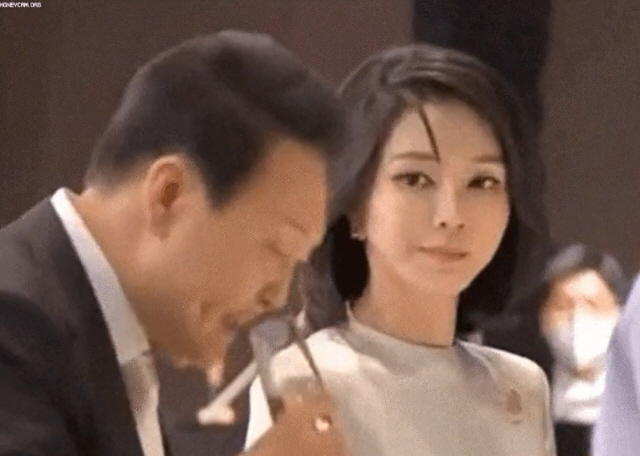 김건희 여사 '레이저 눈빛' 때문?…술잔 내리는 尹대통령 화제 김건희 여사 '레이저 눈빛' 때문?…술잔 내리는 尹대통령 화제