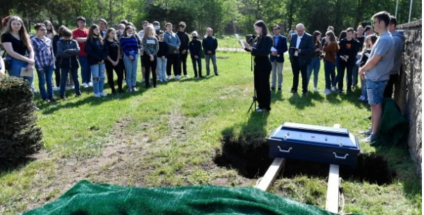 '존엄한 작별인사'…교실에 있던 70년 된 실습 도구 '해골' 장례식