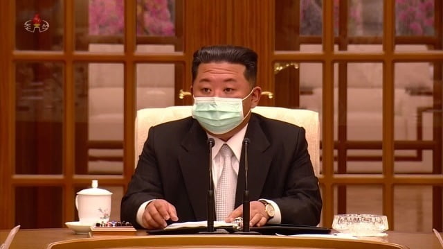 北 코로나 뚫리자 마스크 쓴 김정은…18만여명 격리·6명 사망 北 코로나 뚫리자 마스크 쓴 김정은…18만여명 격리·6명 사망