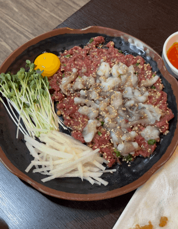  인현시장 찐 노포 맛집 충무로 구룡포 - 육회탕탕이, 육전, 새우전, 해물모둠