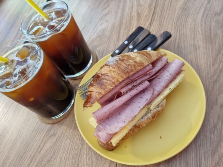  카페 로그 전곡 디저트 맛집 잠봉뵈르 크로와상 샌드위치