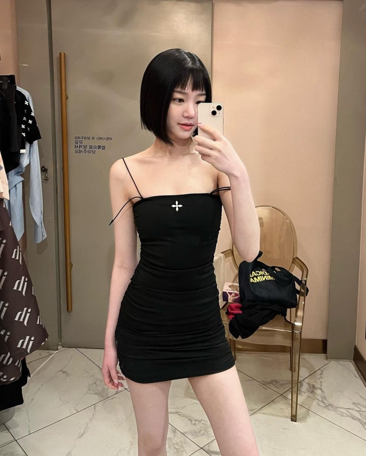 배우 이유비, 초밀착 블랙 원피스도 훌륭하게 소화...인형처럼 예쁜 얼굴과 몸매 뽐내 배우 이유비, 초밀착 블랙 원피스도 훌륭하게 소화...인형처럼 예쁜 얼굴과 몸매 뽐내