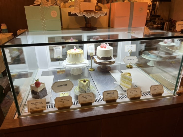  안 들어가볼 수가 없었던 홍대 케이크 맛집 나와 나타샤