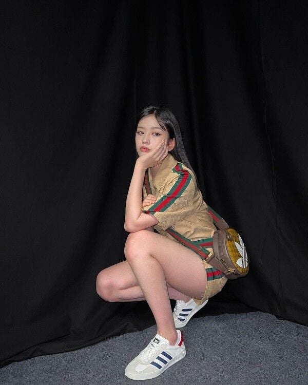 아이브 안유진, 아슬아슬한 핫팬츠로 드러낸 늘씬 각선미…발랄 섹시미