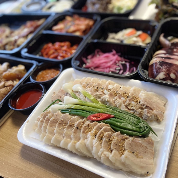  광주 신창동 명인의 전라도식 족발보쌈 한 상! 백족발 본점
