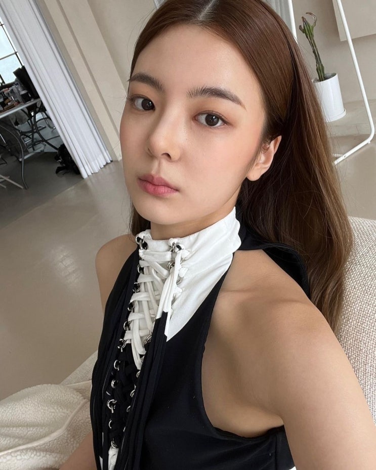 그룹 있지(ITZY) 리아, 과감하게 드러낸 쇄골 자랑하며 고혹적인 눈빛이 담긴 셀카 그룹 있지(ITZY) 리아, 과감하게 드러낸 쇄골 자랑하며 고혹적인 눈빛이 담긴 셀카