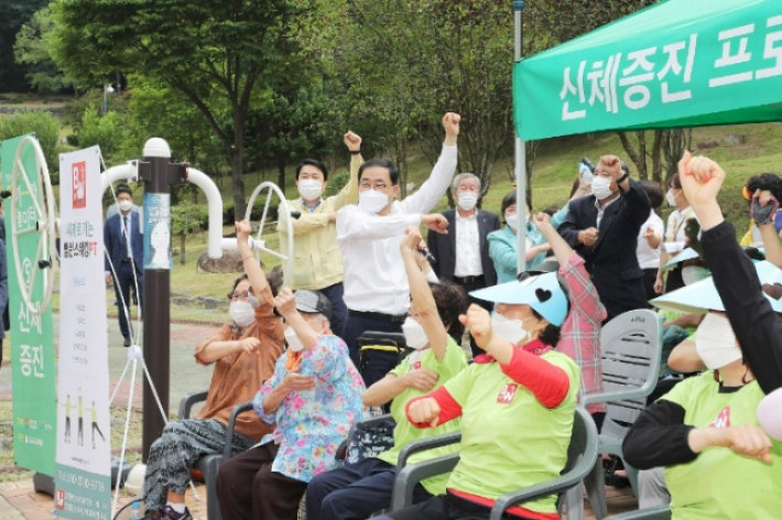 경로당보다 더 재밌다…어르신 놀이터 '여가그가' 인기 경로당보다 더 재밌다…어르신 놀이터 '여가그가' 인기