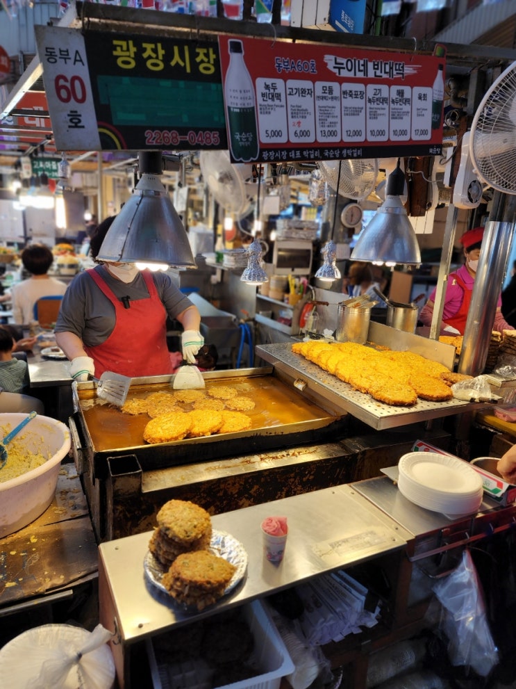  Best foods in Seoul "Gwangjang market" when feeling peckish.  You shouldn't miss it, Never ever~!
