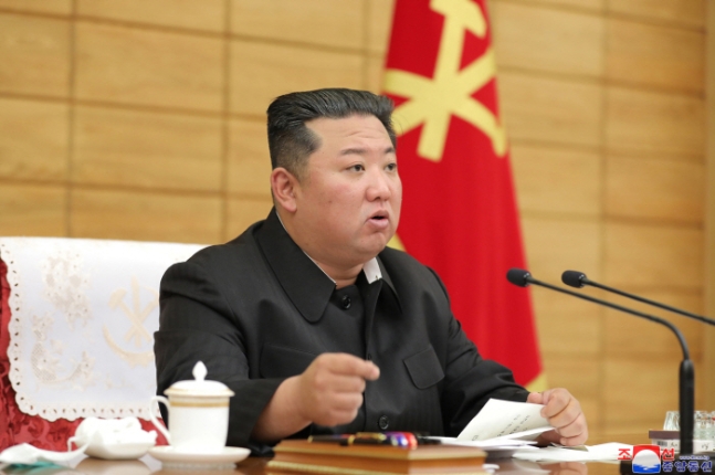 "맥주병에 수액, 주삿바늘 녹슬때까지"...北 코로나19 재앙인 이유 "맥주병에 수액, 주삿바늘 녹슬때까지"...北 코로나19 재앙인 이유