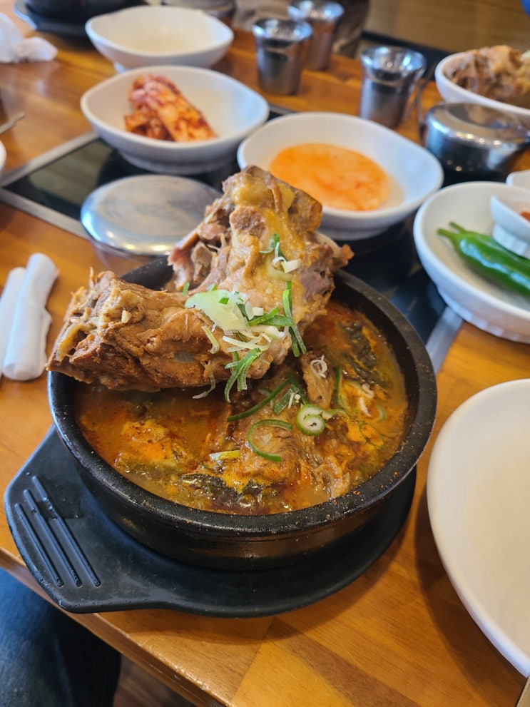  용봉동 전대 맛집 뼈가 수북하고 고기가 푸짐한 뼈대있는집