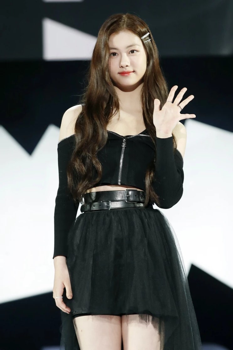 '학폭 논란' 르세라핌 김가람, 진위를 알 수 없는 폭로...소속사 단호한 결단 내렸다 '학폭 논란' 르세라핌 김가람, 진위를 알 수 없는 폭로...소속사 단호한 결단 내렸다