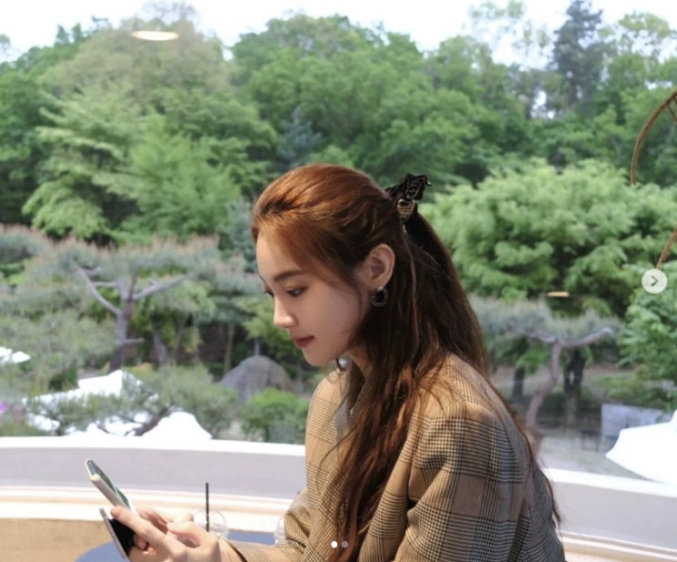 걸스데이 출신 유라, 치마보다 셔츠가 더 길다니...삐죽 삐져 나온 신개념 독툭한 패션 걸스데이 출신 유라, 치마보다 셔츠가 더 길다니...삐죽 삐져 나온 신개념 독툭한 패션