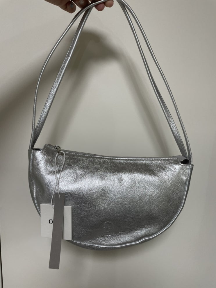  아우로 탬버린 백 OURO TAMBOURINE BAG SILVER 후기 | 은갈치백 | Waht's in my bag 와츠인마이백 | 가벼운 숄더백 | 여름 가방 추천