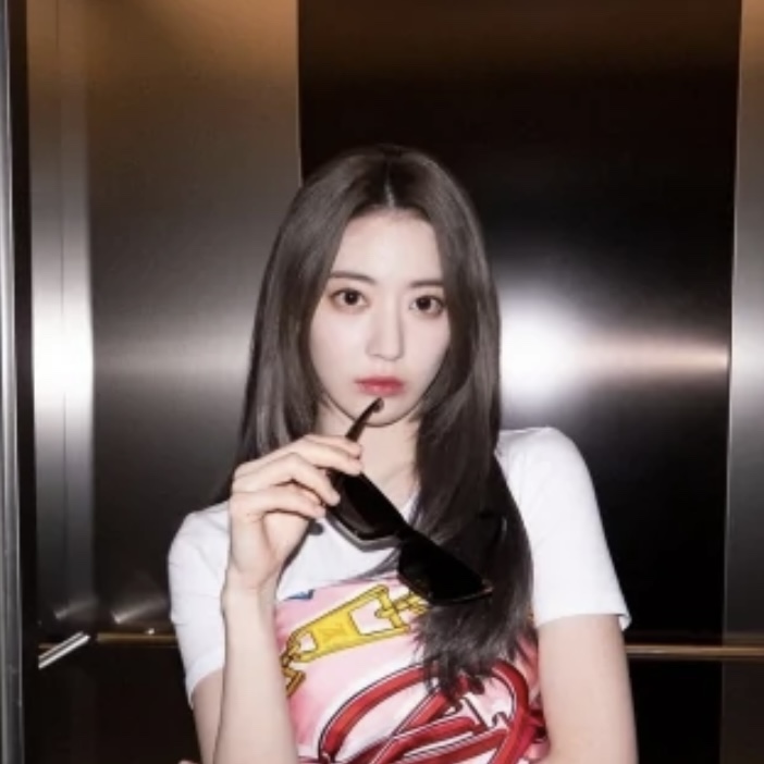 2022 긴 머리 펌 <b>르세라핌 사쿠라</b> 레이어드펌