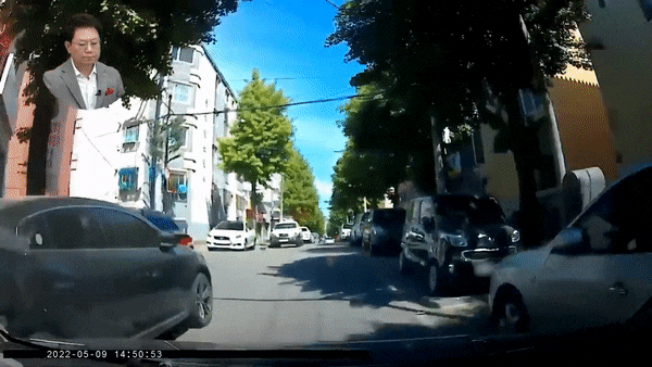 “핸드폰 보는 척 차로 돌진한 男, 보험사기냐”…한문철이 내린 진단 “핸드폰 보는 척 차로 돌진한 男, 보험사기냐”…한문철이 내린 진단