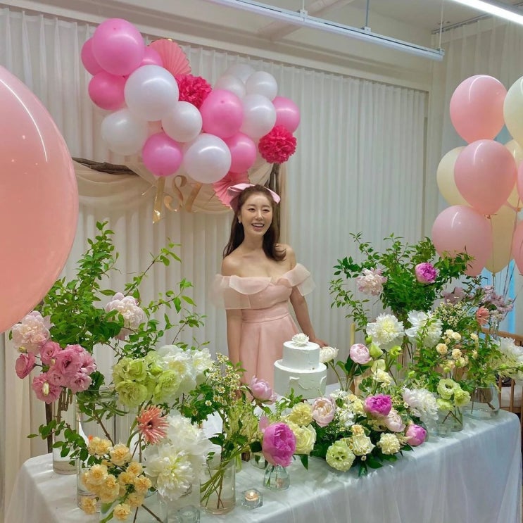 가수 나비, 아들 돌잔치하는 날에 파격적인 '노출'...발랄한 오프숄더 드레스 룩 자태 가수 나비, 아들 돌잔치하는 날에 파격적인 '노출'...발랄한 오프숄더 드레스 룩 자태
