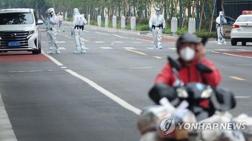 中 소비·생산·투자 추락…4월 피해는 '빙산의 일각' 中 소비·생산·투자 추락…4월 피해는 '빙산의 일각'