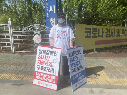 생계와 돌봄 이중고 시달리는 성인 발달장애인 부모들 생계와 돌봄 이중고 시달리는 성인 발달장애인 부모들